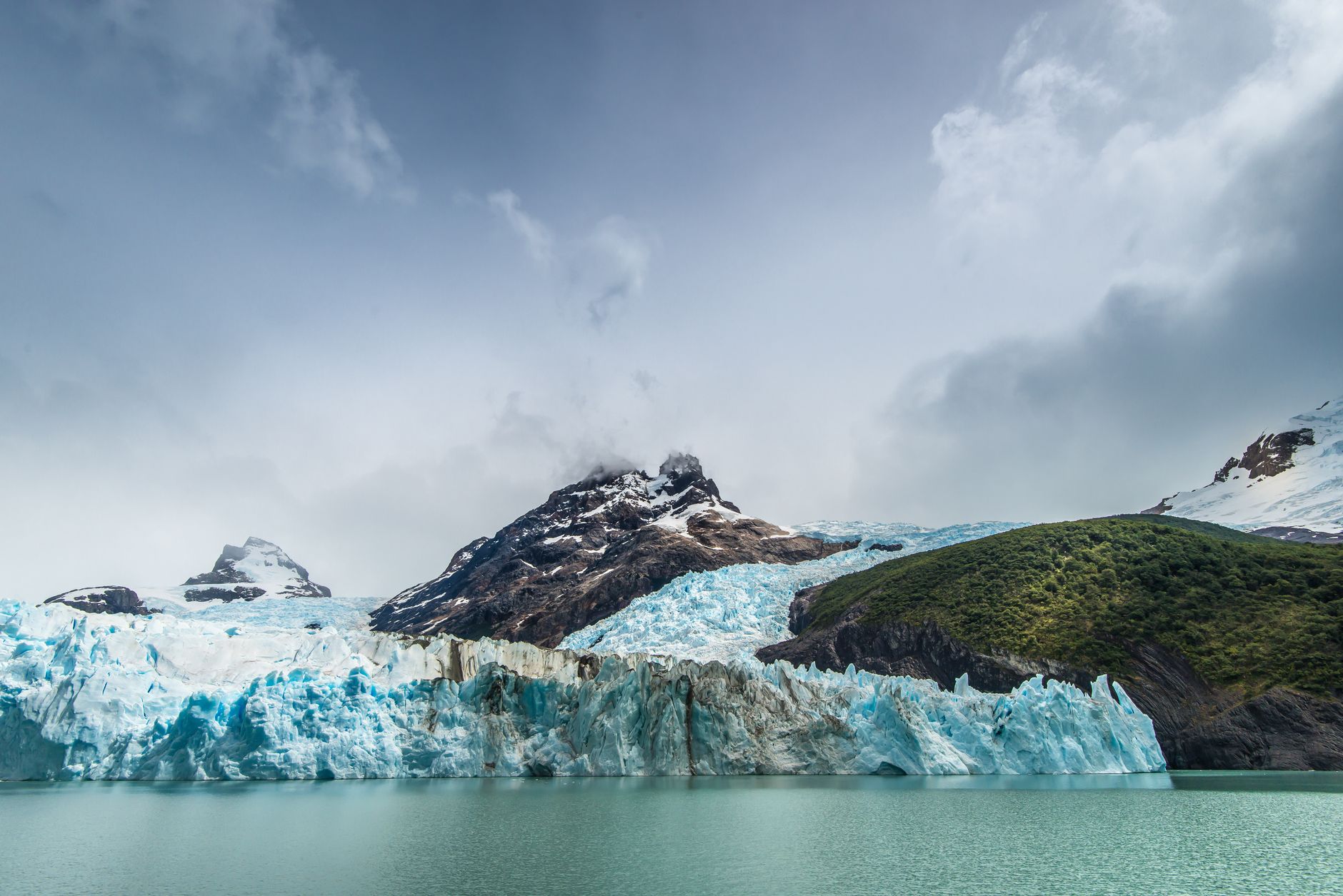 Pared del glaciar perito moreno reflejada en el agua helada